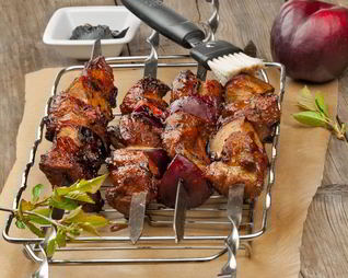 Шашлык из свиной шейки со сливой и красной смородиной