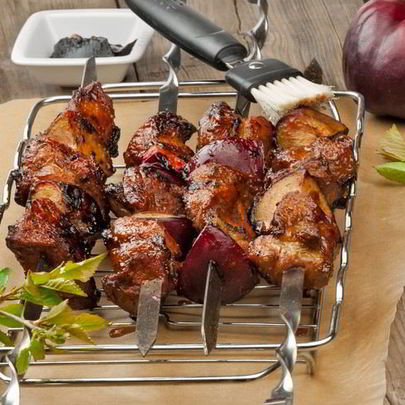 Шашлык из свиной шейки со сливой и красной смородиной