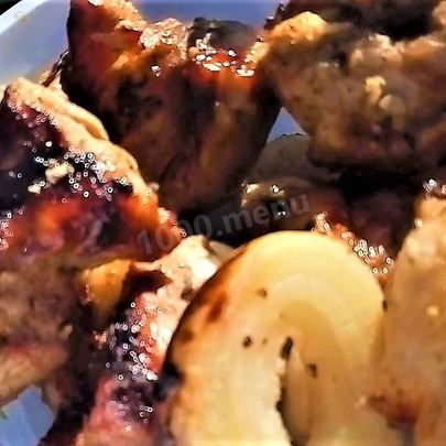 Шашлык маринованный с луком классический