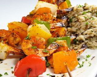 Шашлыки из креветок и манго в соке лайма