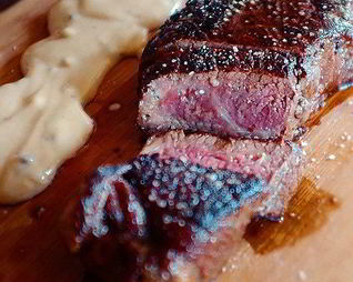 Нью-Йорк-стейк с перечным соусом