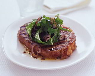 Обожженный стейк с рукколой