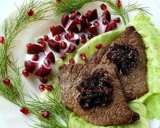 Поджаренные стейки с луковым вареньем и свеклой