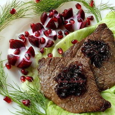 Поджаренные стейки с луковым вареньем и свеклой