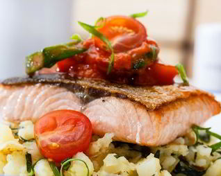 Стейк из форели с картофелем