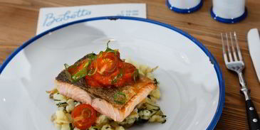 стейк из форели с картофелем