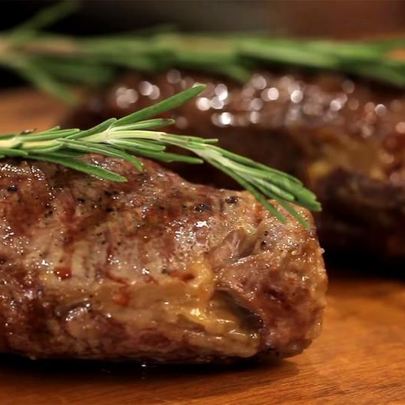 Стейк из говядины на сковороде