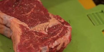 стейк из говядины на сковороде