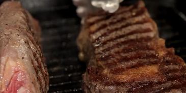 стейк из говядины на сковороде