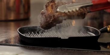 стейк из говядины на сковороде