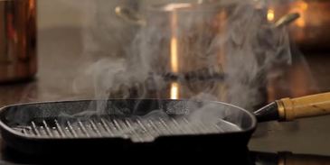 стейк из говядины на сковороде