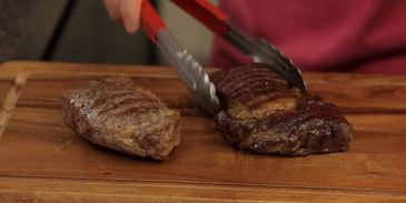 стейк из говядины на сковороде