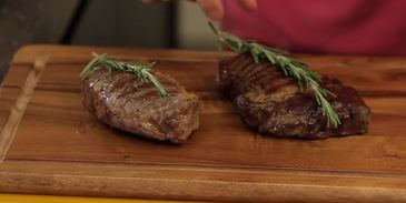 стейк из говядины на сковороде