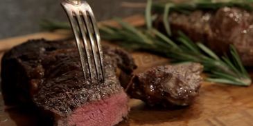 стейк из говядины на сковороде