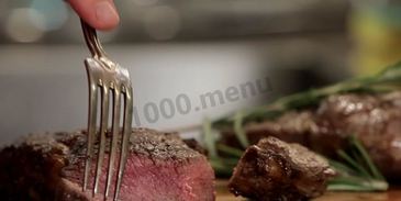 стейк из говядины на сковороде