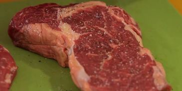 стейк из говядины на сковороде