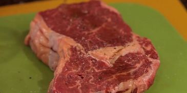 стейк из говядины на сковороде