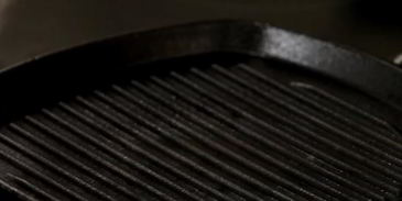 стейк из говядины на сковороде