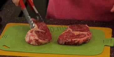 стейк из говядины на сковороде