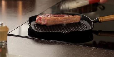 стейк из говядины на сковороде