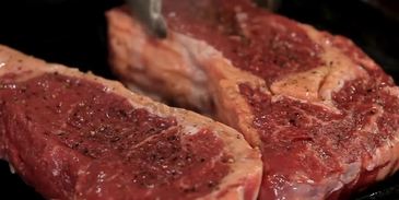 стейк из говядины на сковороде