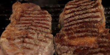 стейк из говядины на сковороде