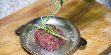 стейк из говядины с красной фасолью