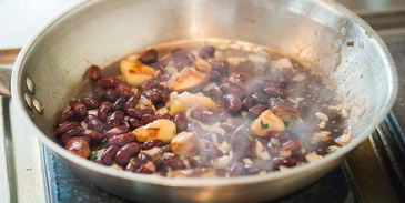 стейк из говядины с красной фасолью