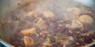 стейк из говядины с красной фасолью