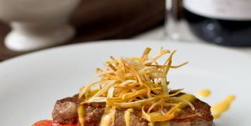 стейк из говядины с тыквенным соусом и пюре из брокколи