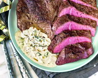 Стейк из лопатки с соусом из голубого сыра