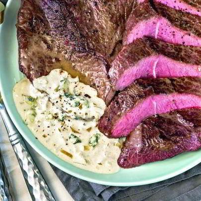 Стейк из лопатки с соусом из голубого сыра