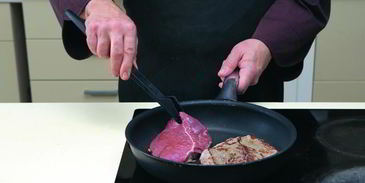 стейк из лопатки с соусом из голубого сыра