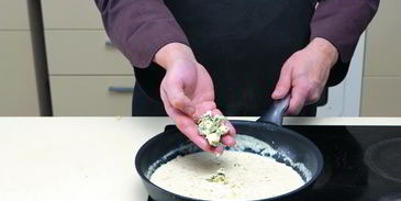 стейк из лопатки с соусом из голубого сыра