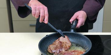 стейк из лопатки с соусом из голубого сыра