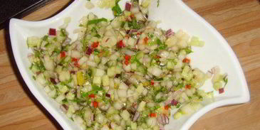 стейк из лосося с грушевой сальсой и картофельным гратеном