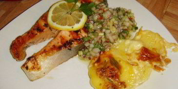 стейк из лосося с грушевой сальсой и картофельным гратеном