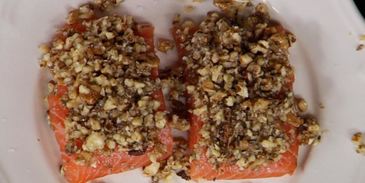 стейк из семги с грецким орехом