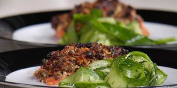 стейк из семги с грецким орехом