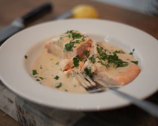 Стейк из семги в сливочном соусе