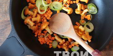 стейк из свинины на сковороде