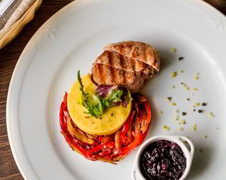 Стейк из свиной вырезки со смородиновым соусом