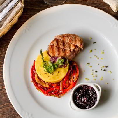 Стейк из свиной вырезки со смородиновым соусом