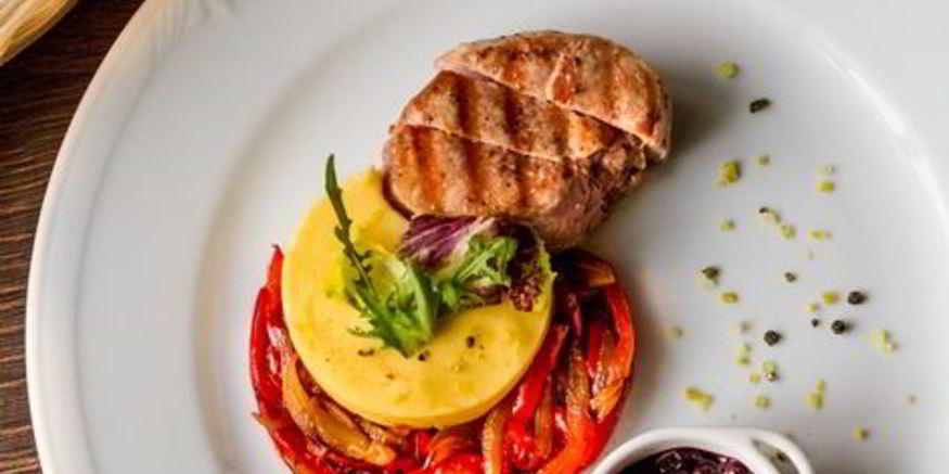 Рецепт стейка из свиной вырезки со смородиновым соусом