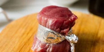 стейк из свиной вырезки со смородиновым соусом