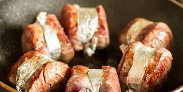 стейк из свиной вырезки со смородиновым соусом