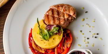 стейк из свиной вырезки со смородиновым соусом