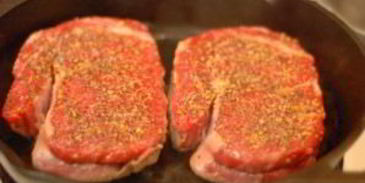 стейк из телятины на сковороде