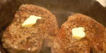 стейк из телятины на сковороде