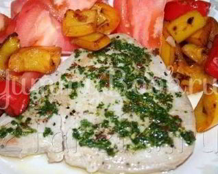 Стейк из тунца с острым зеленым соусом